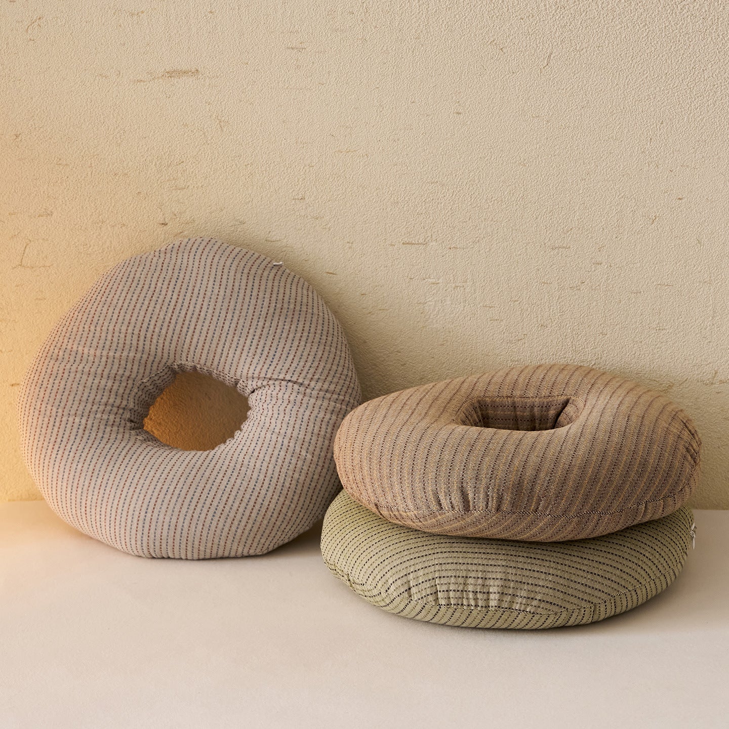 Comfortable donut pillow with ergonomic design Vinantica