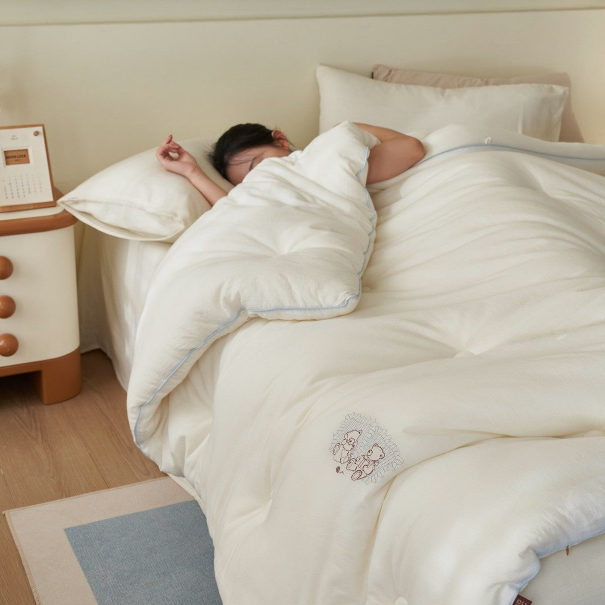 Children's quilt with teddy embroidery and breathable all-season filling