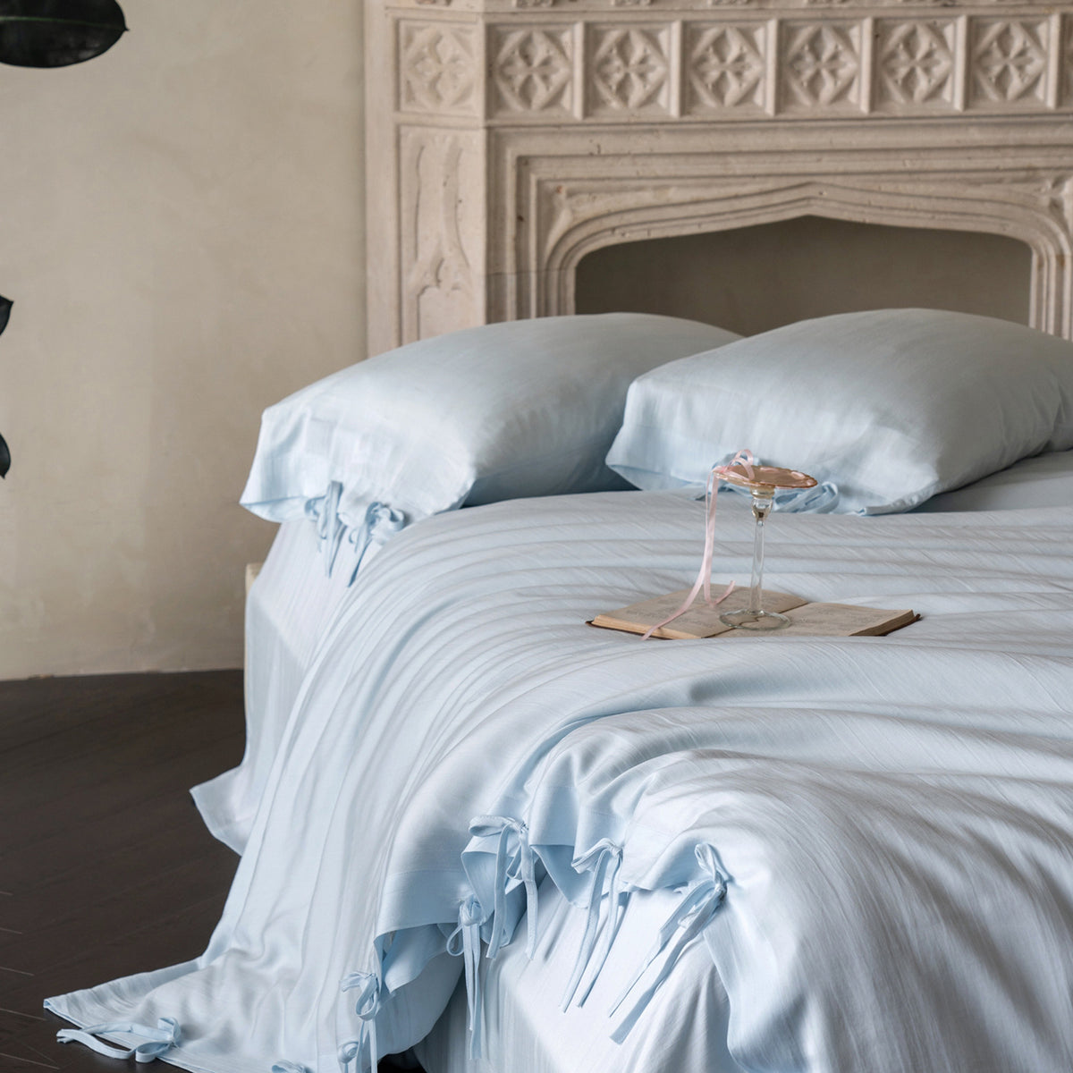 Bedding set with ties and bed skirt made of high-quality cotton percale