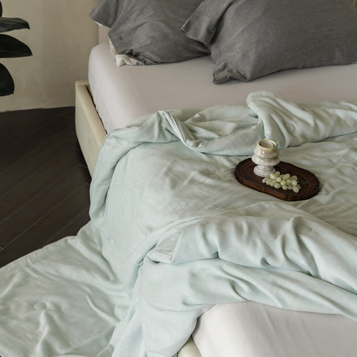 Linen duvet cover with natural washed look and concealed button closure