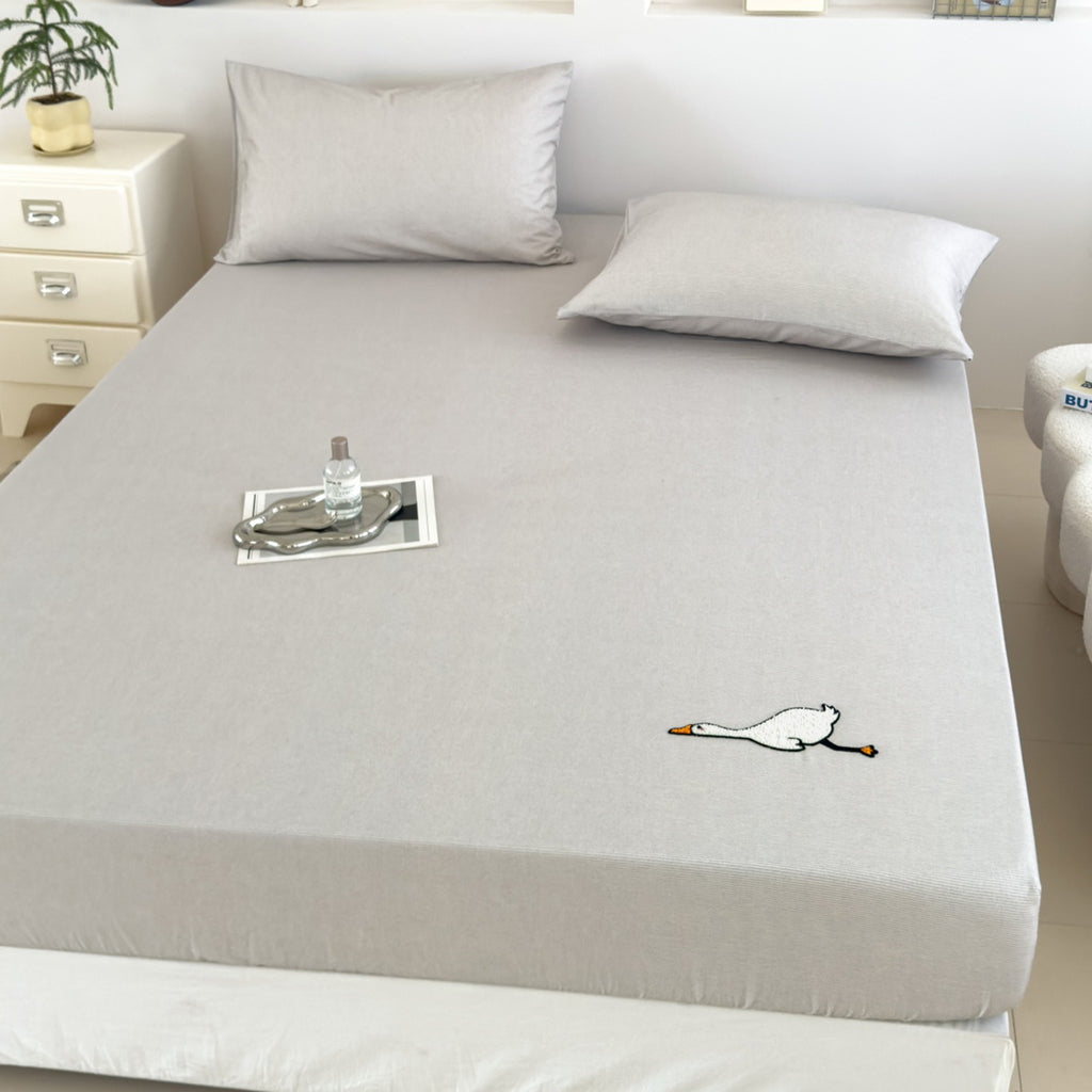Jersey-fitted sheet with embroidered goose motif and extra-deep hem