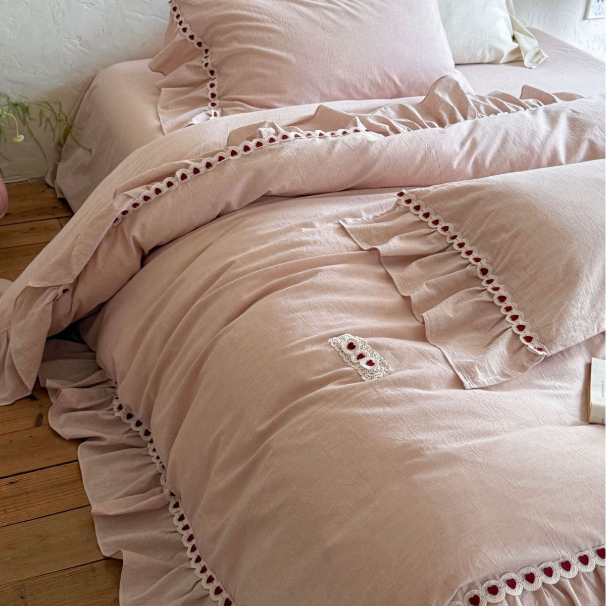 Romantic ruffled bedding set made of cotton with heart-shaped border