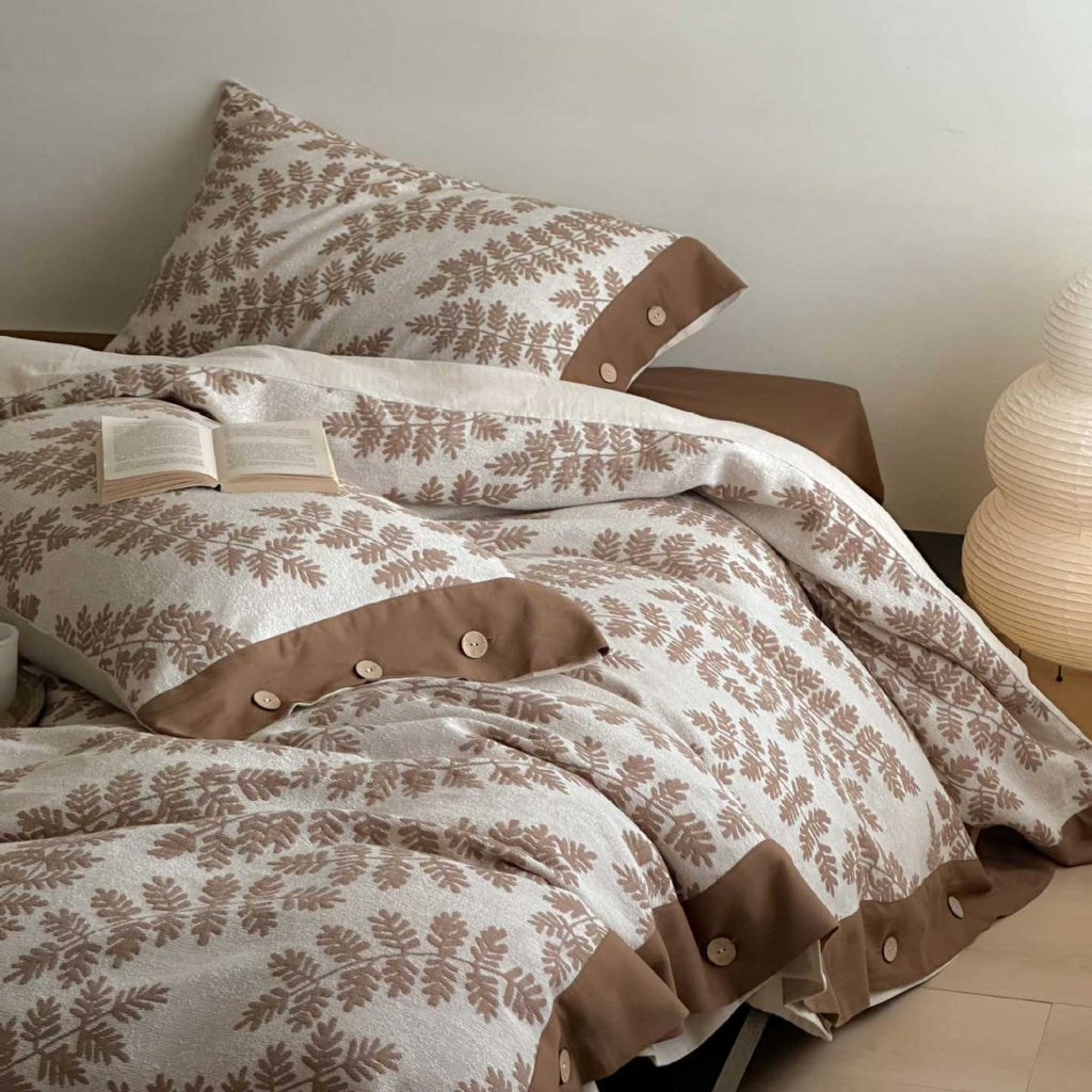Bedding set made of cotton percale with leaf pattern and button placket