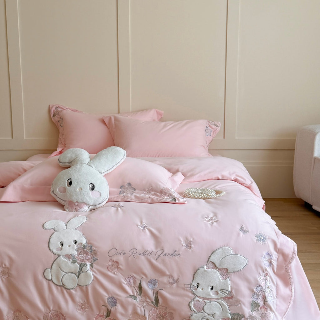 Children's bedding set with embroidered teddy bear applications and breathable cotton percale