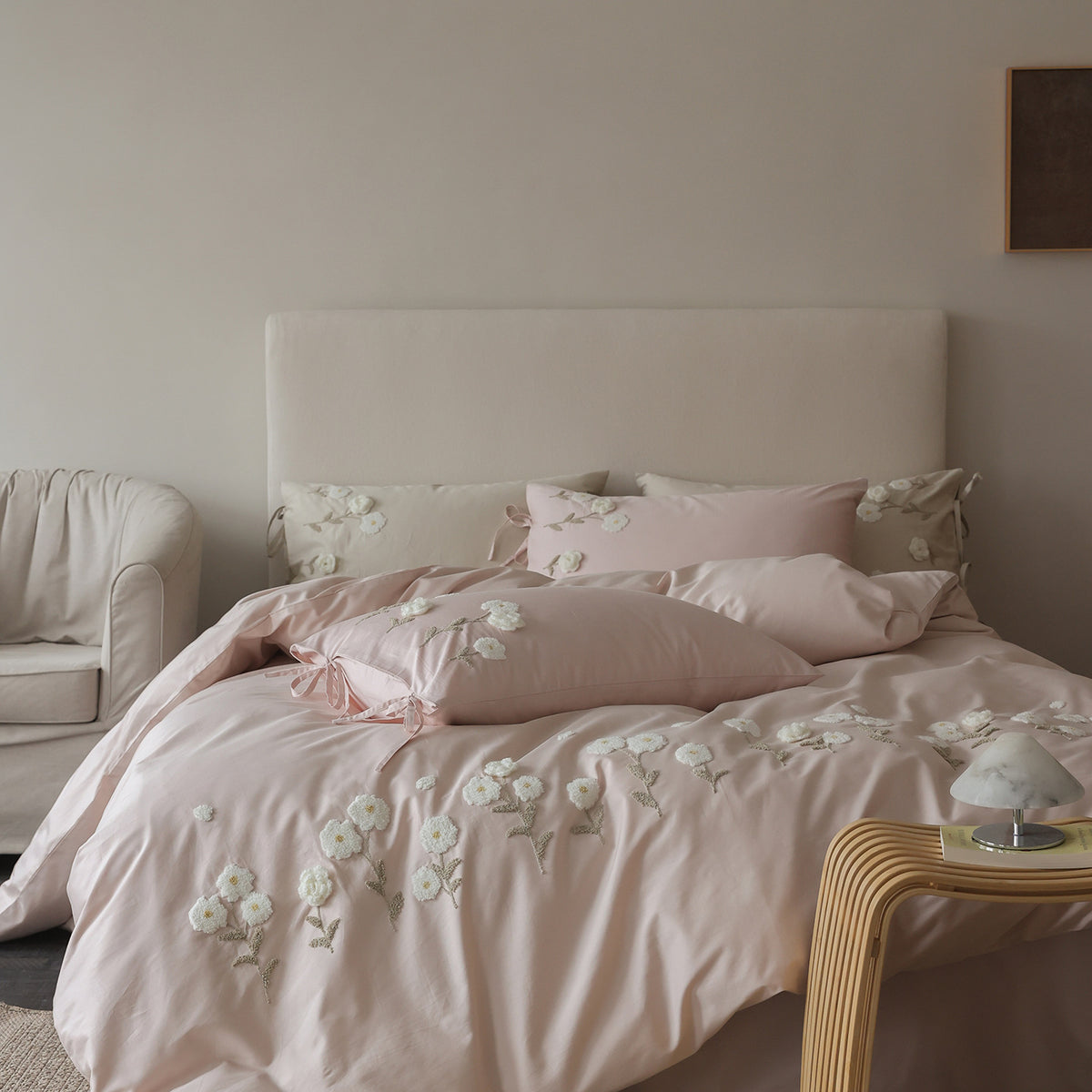 Luxurious embroidered bedding set made of cotton satin with pillow ties