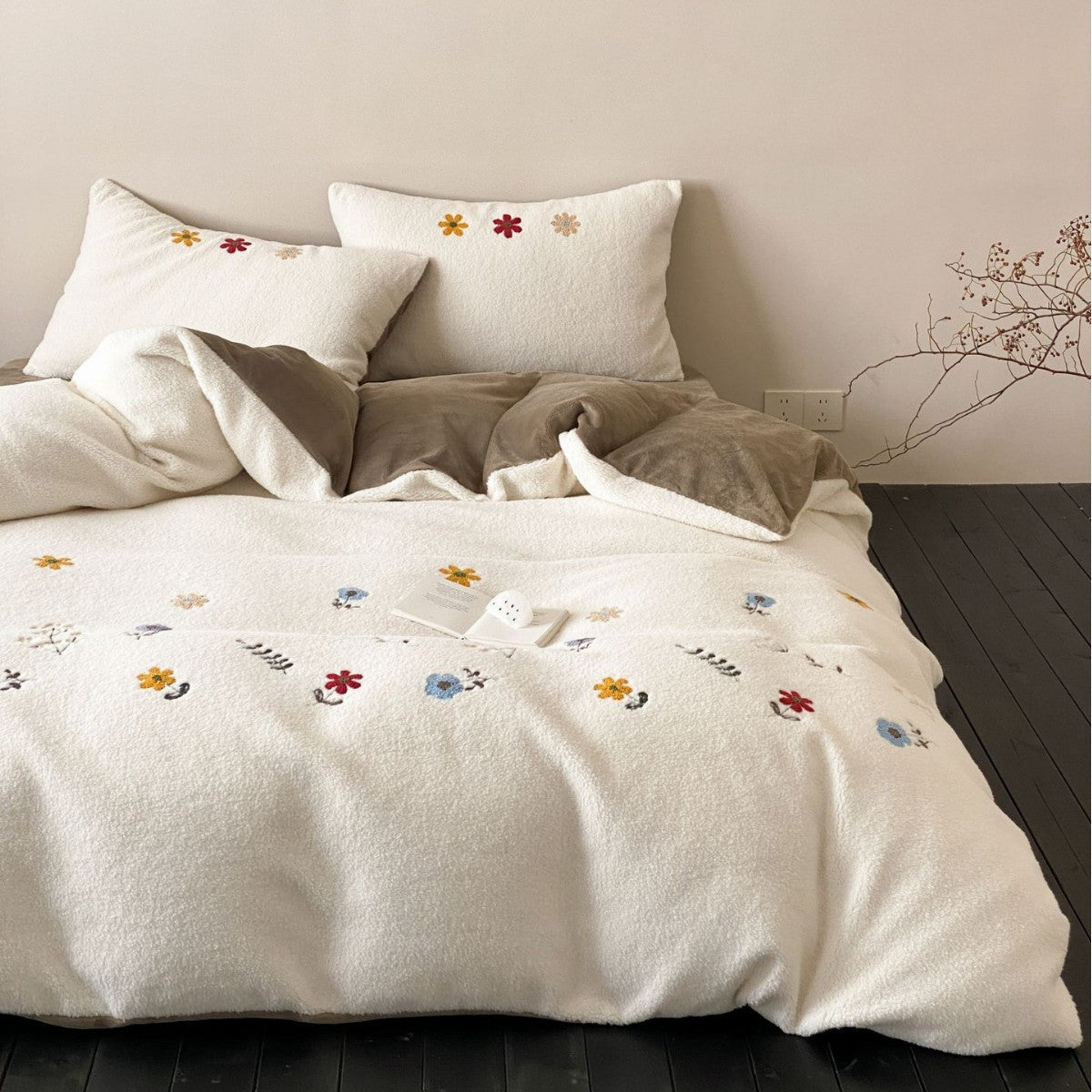Reversible cozy bedding set made of Sherpa fleece with embroidered flower appliqués