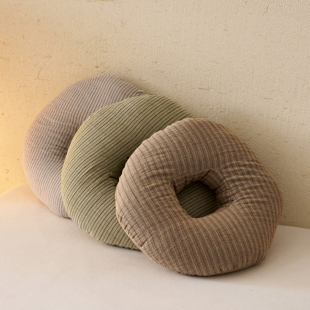 Comfortable donut pillow with ergonomic design Vinantica