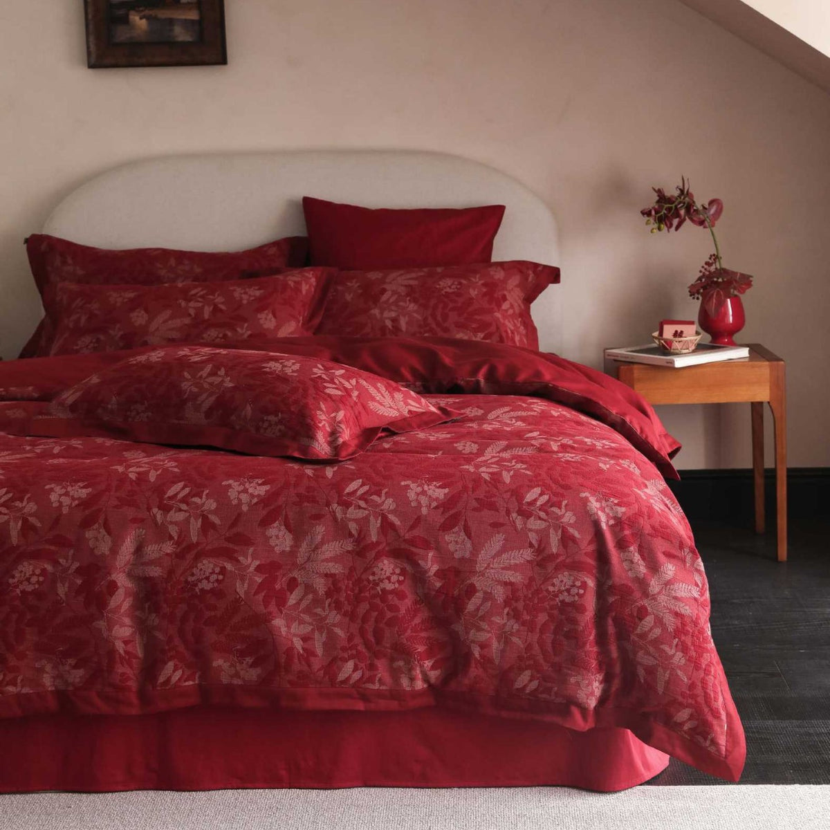 Exclusive jacquard-woven bedding set with floral relief and extra-soft cotton satin