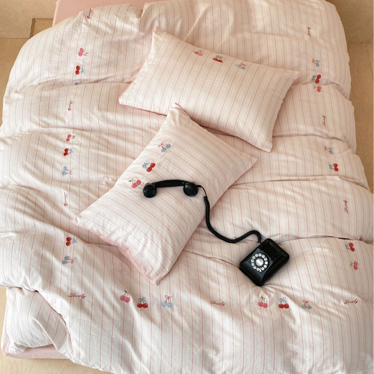 Children's bedding set made of cotton percale with fine stripe pattern and forest animal embroidery