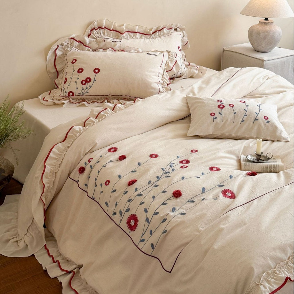 Bedding set made of cotton with floral embroidery and playful ruffle hem