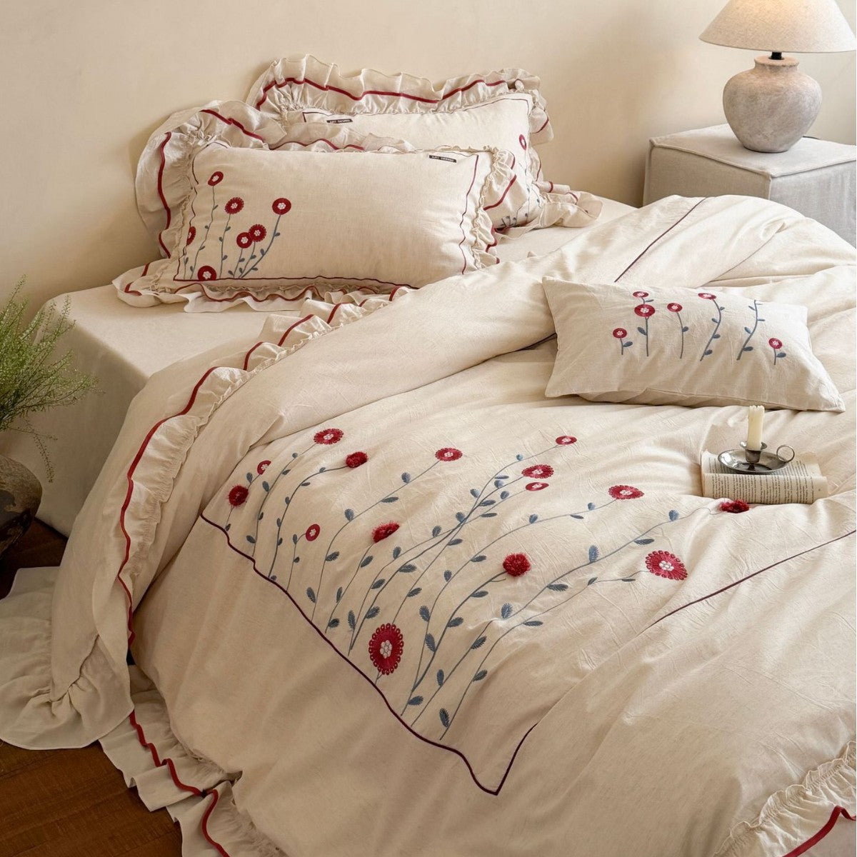 Bedding set made of cotton with floral embroidery and playful ruffle hem