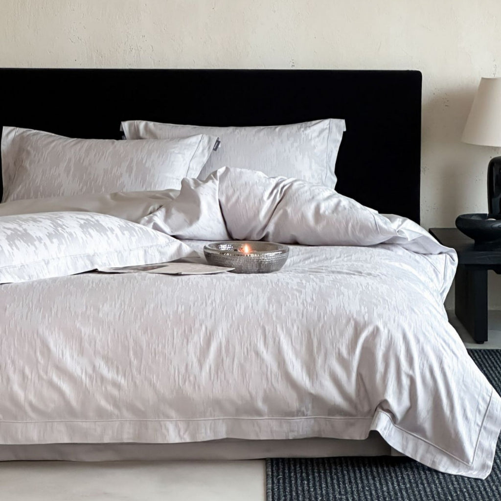 Reversible cotton satin bedding set with fine structure and hotel closure