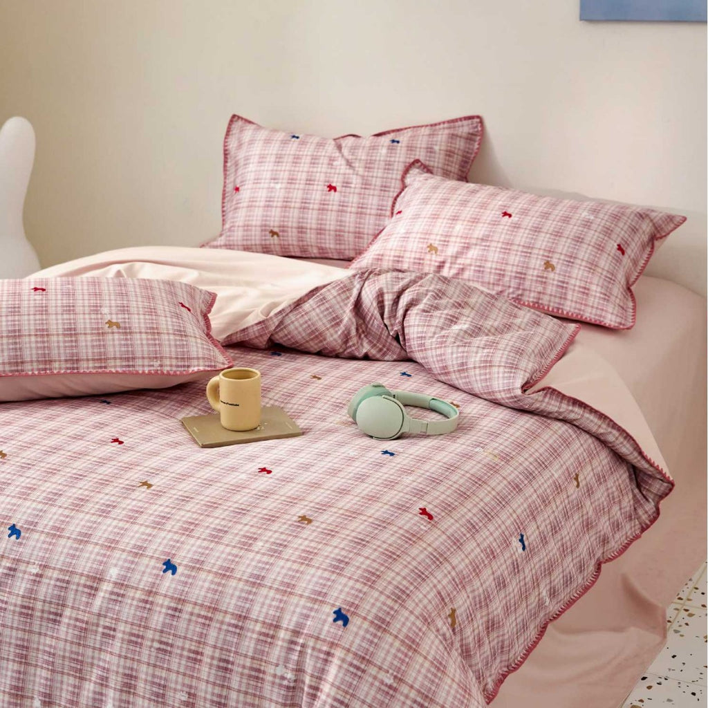 Checked cotton bedding set with delicate animal embroideries