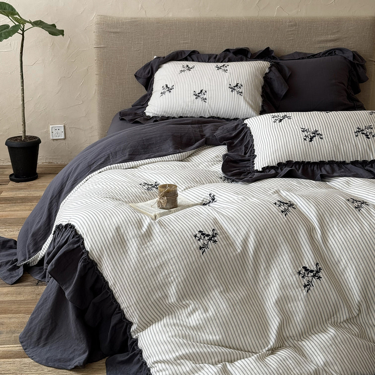 Reversible duvet cover in country house style with contrasting ruffle and fine branch embroidery