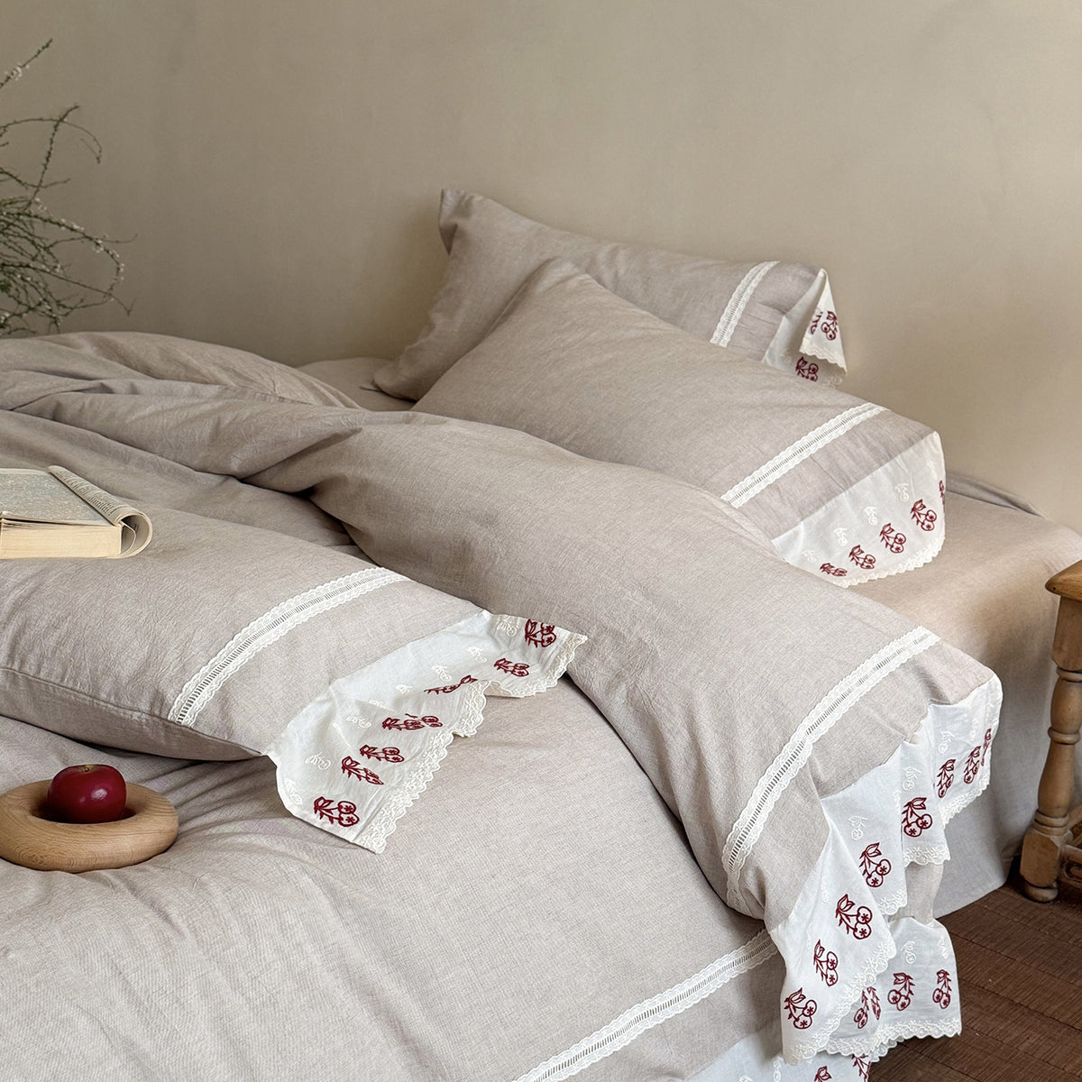 Linen bed linen set with embroidered lace borders