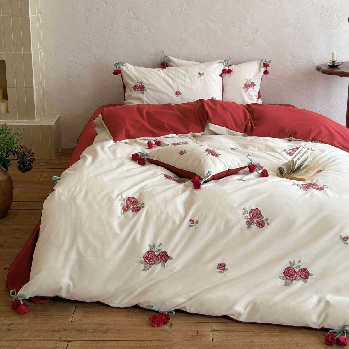Embroidered cotton bedding set with rose appliqués and tassels