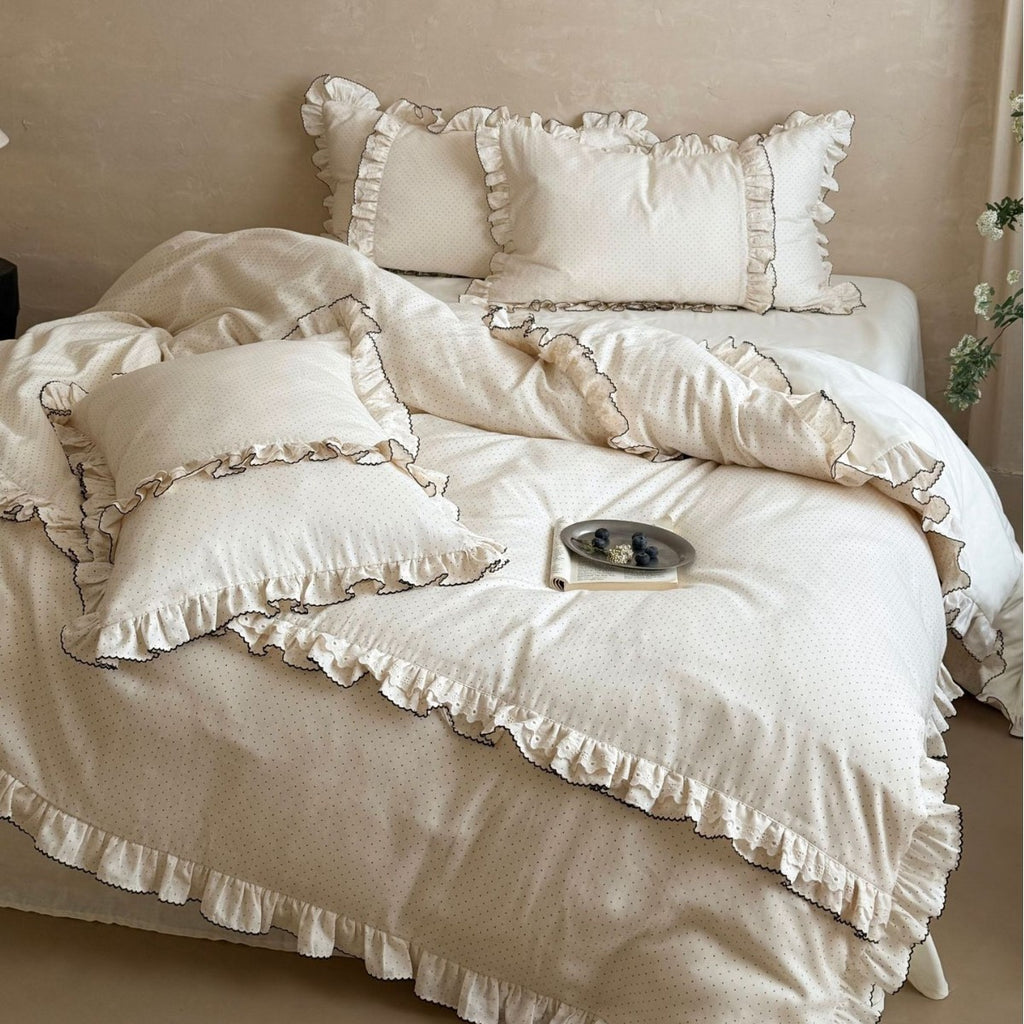 Bedding set made of cotton satin with ruffled flounce and fine polka dot pattern