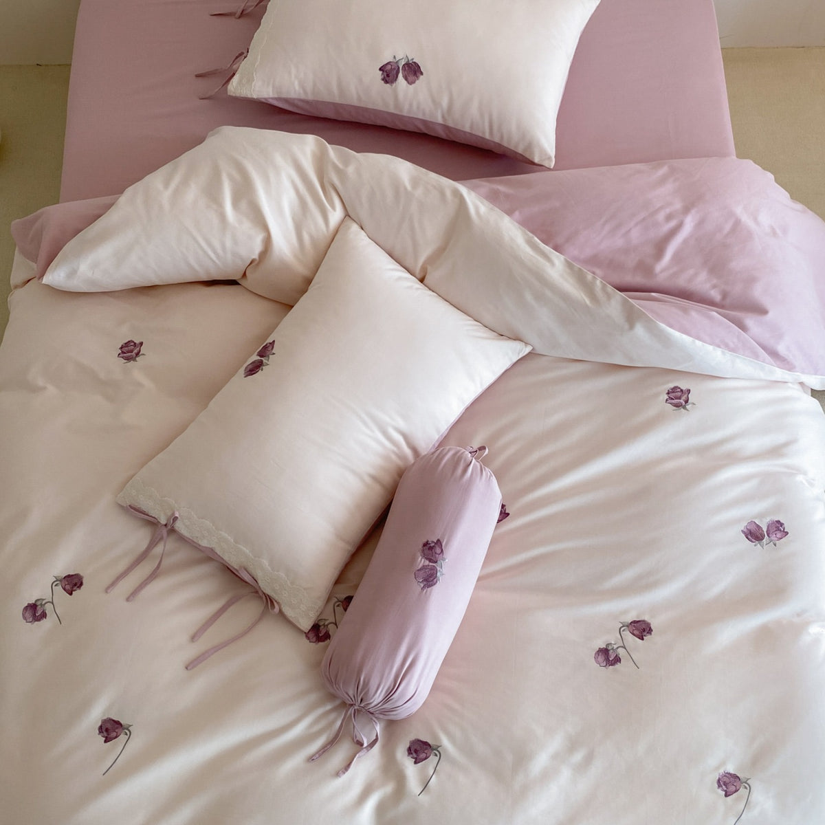Romantic cotton bedding set with rose embroidery and lace details