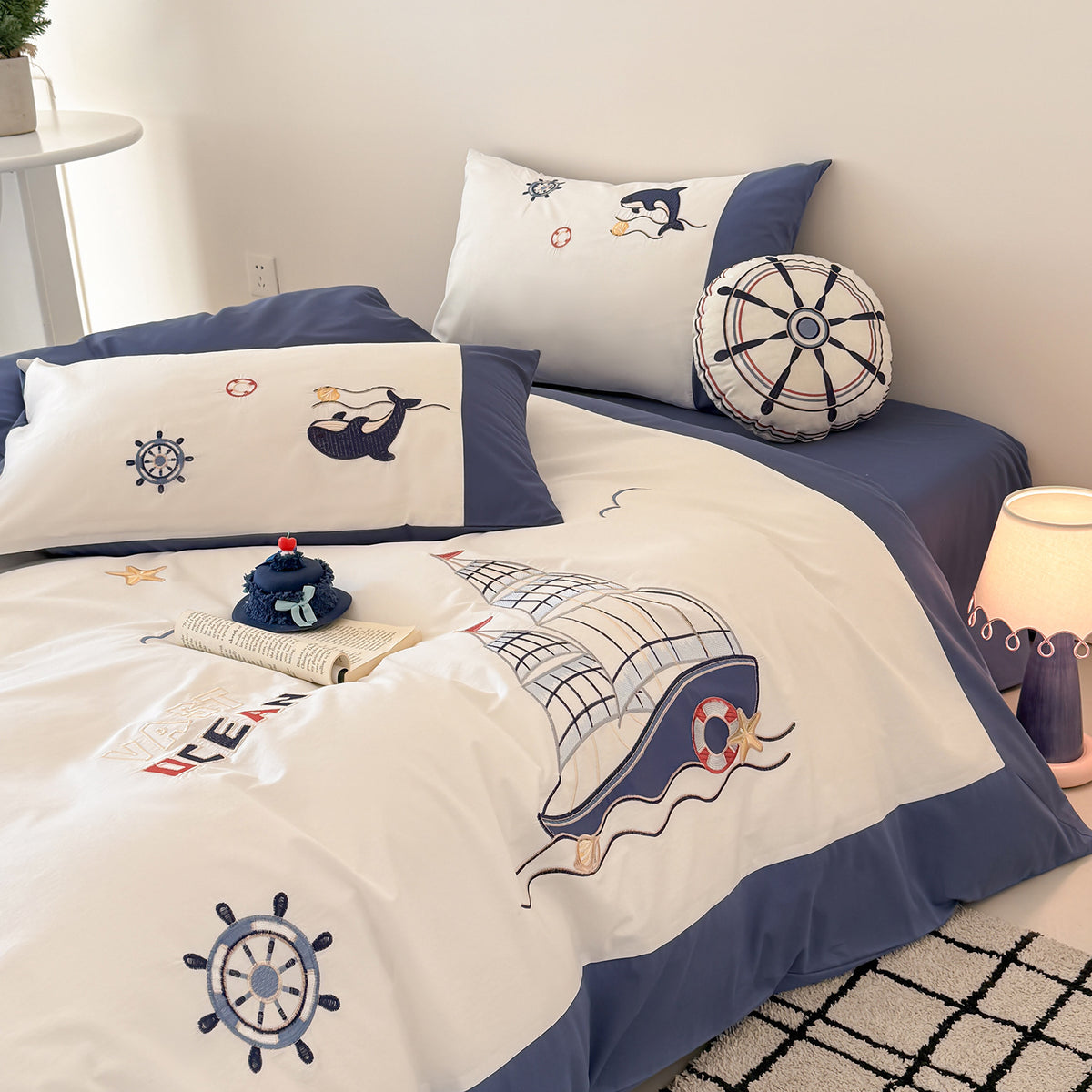 Maritime bedding set for children with embroidered sail and sea motifs made of cotton percale