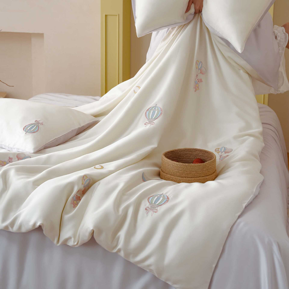 Premium children's bedding set made of cotton satin with pastel-embroidered balloon and carousel motifs.