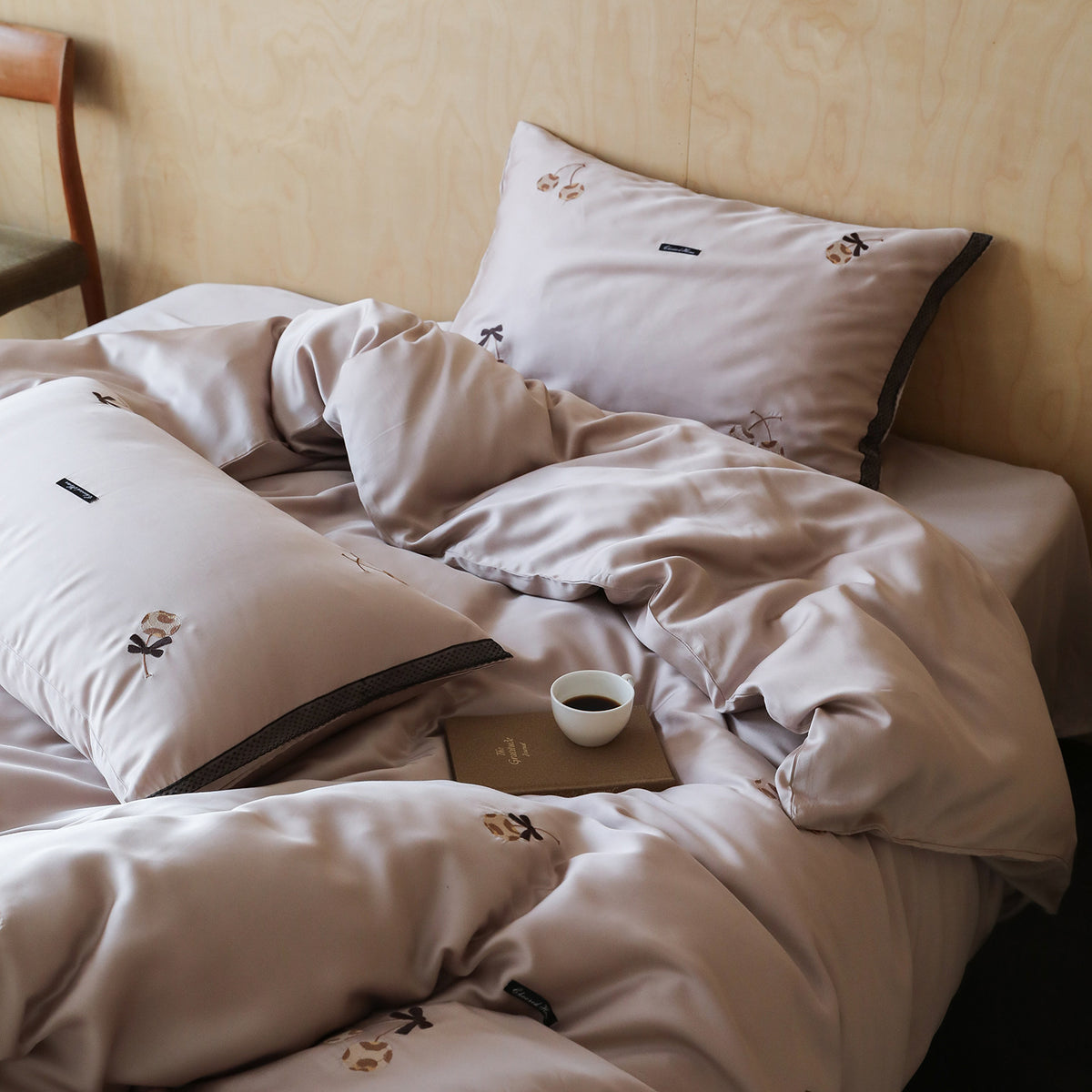 Bedding set made of premium satin with fine floral embroidery and piping edge