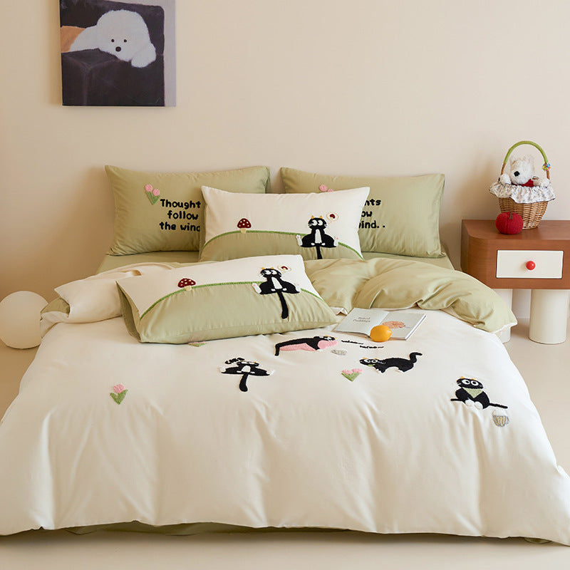 Cotton bedding set with embroidered cat appliqués and reversible pillowcases