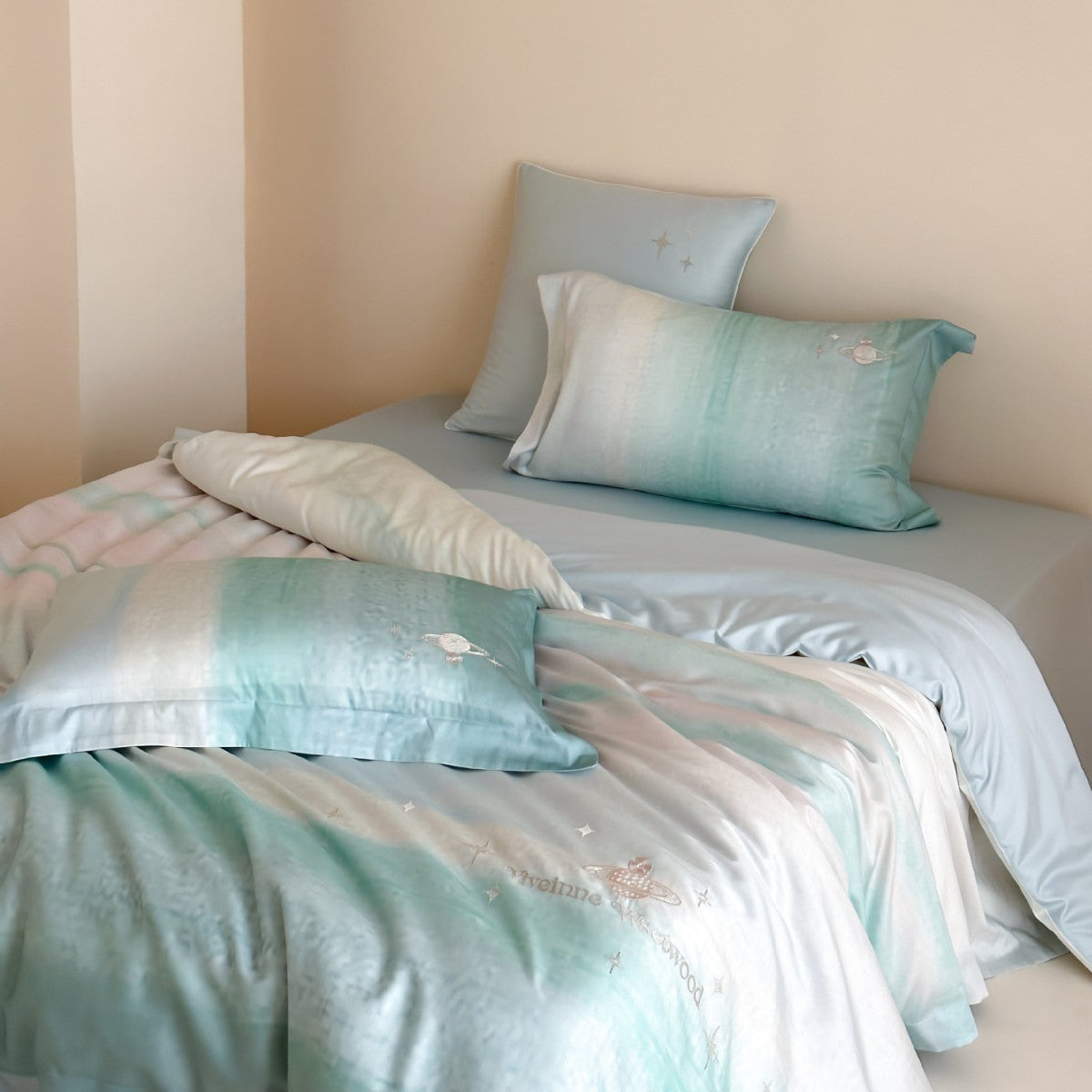 Reversible satin bedding set with delicate planet and star embroidery