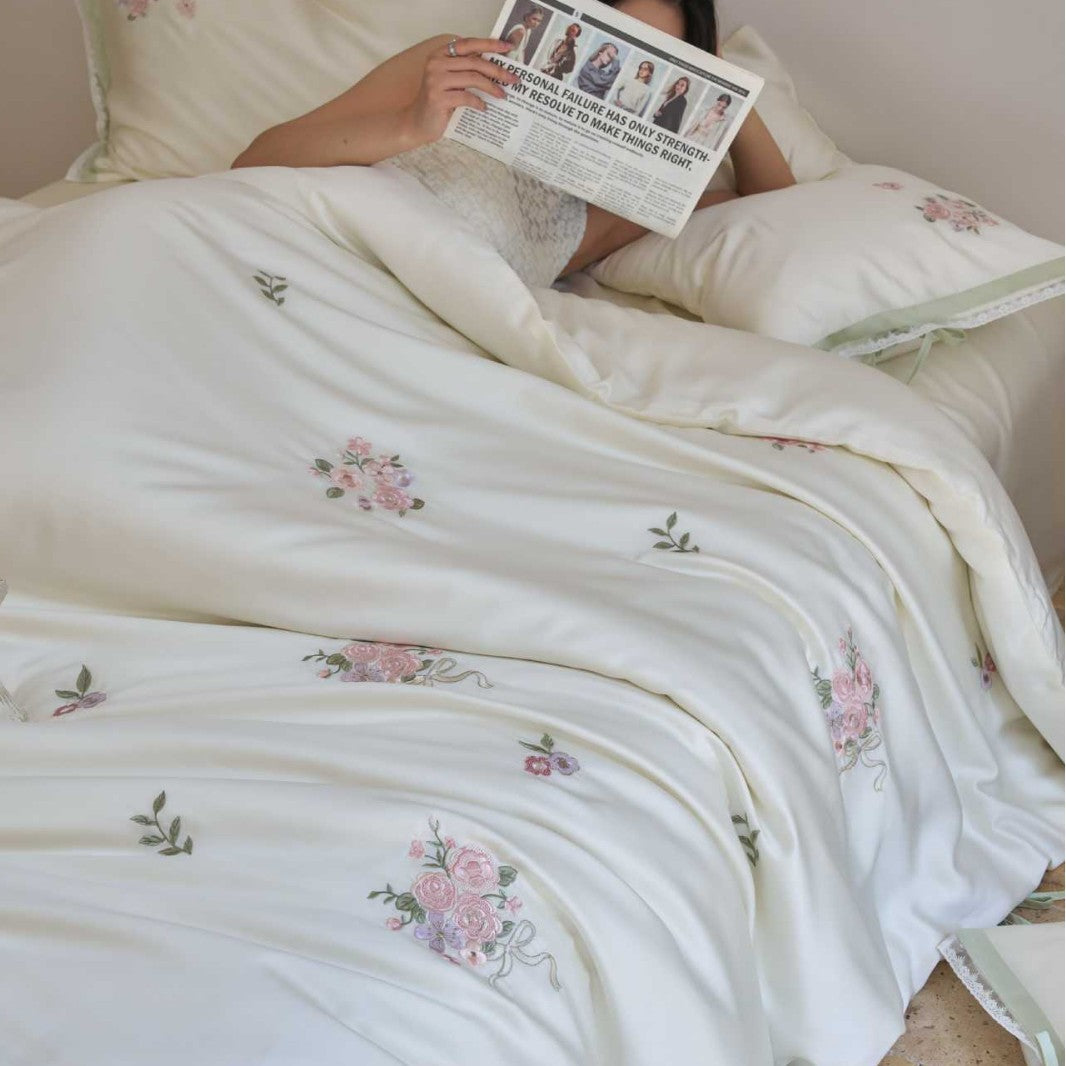 Embroidered cotton satin duvet cover with pillowcases and ties