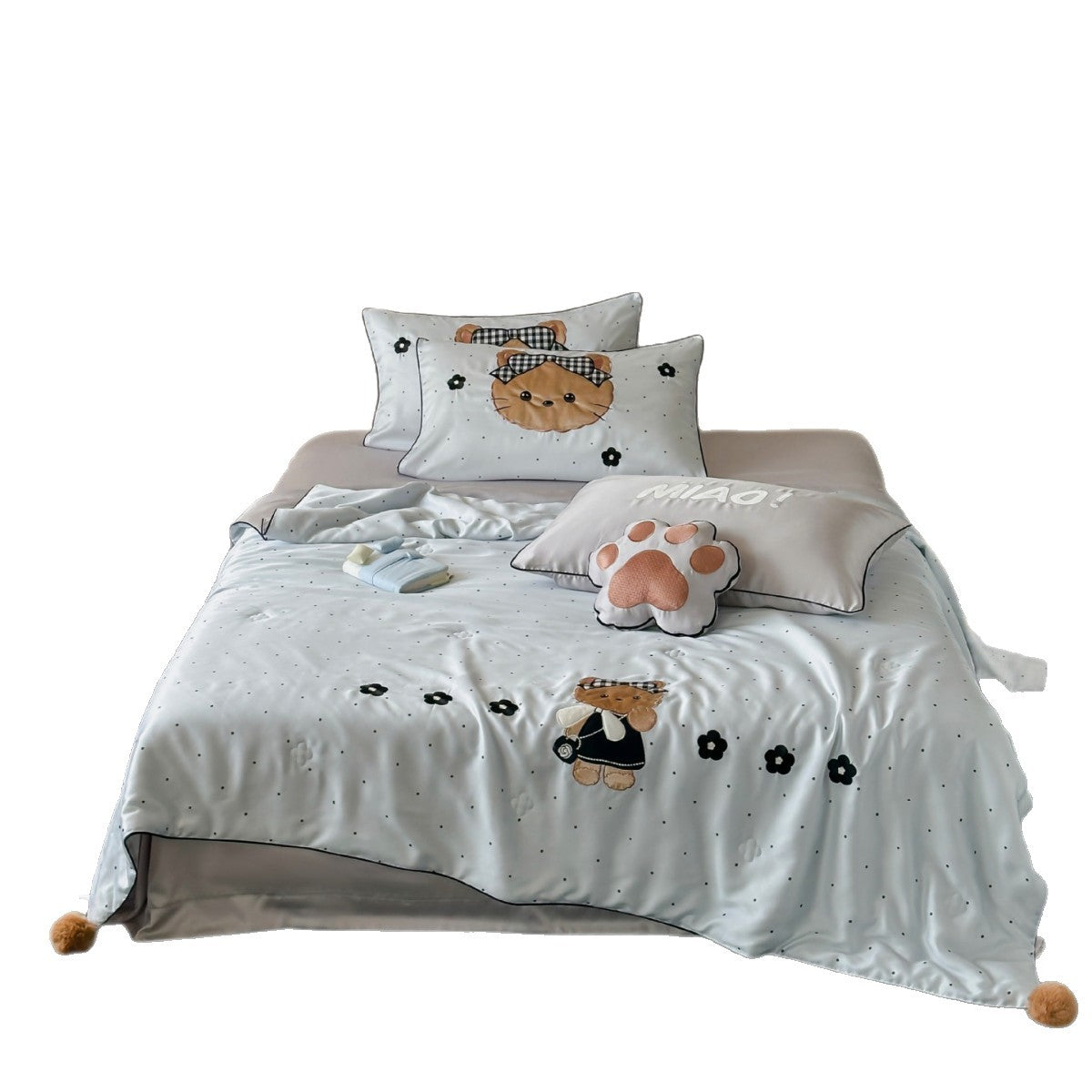 Children's bedding set with quilted cover and bear application
