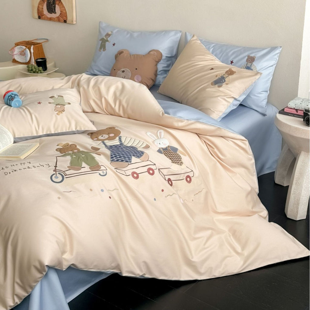 Children's bedding set with teddy bear print, reversible side & soft cotton satin