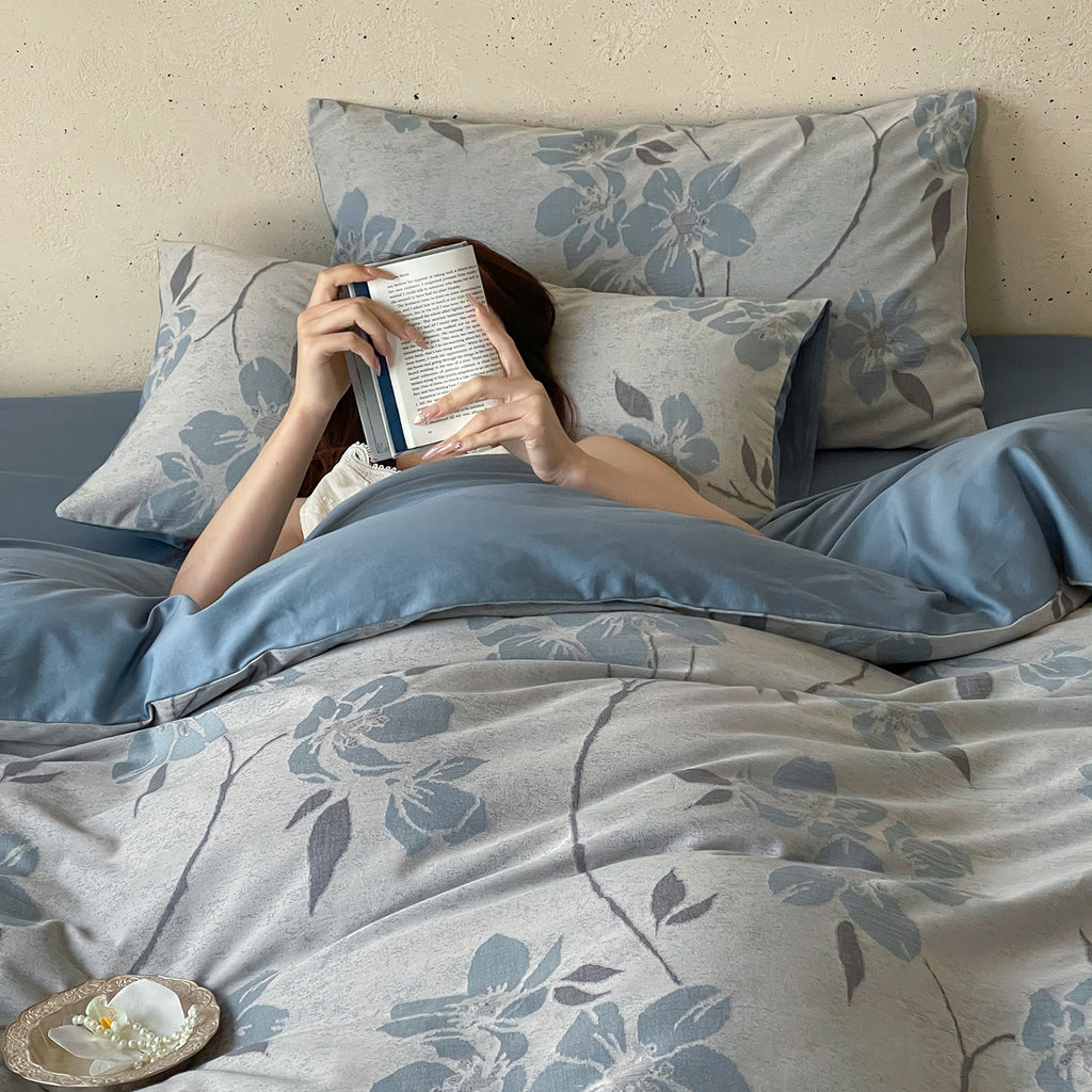 Bedding set made of cotton percale with large floral design and reversible cover