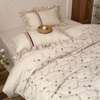 Bedding set made of linen-cotton mix with embroidered floral vine and ruffled edge