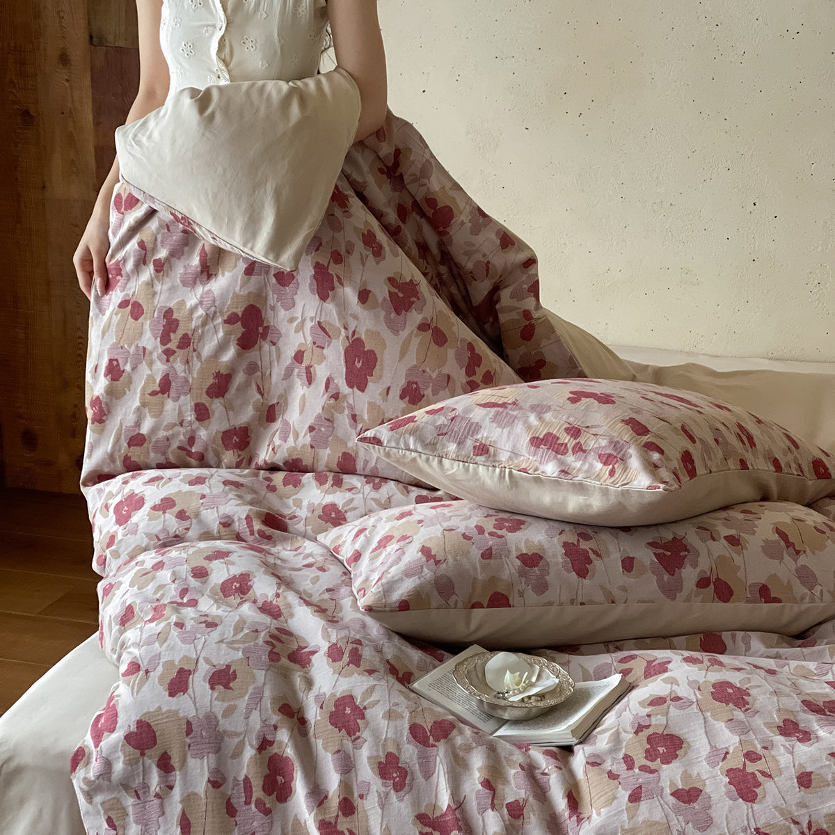 Bedding set with floral cotton percale and extra-soft finish