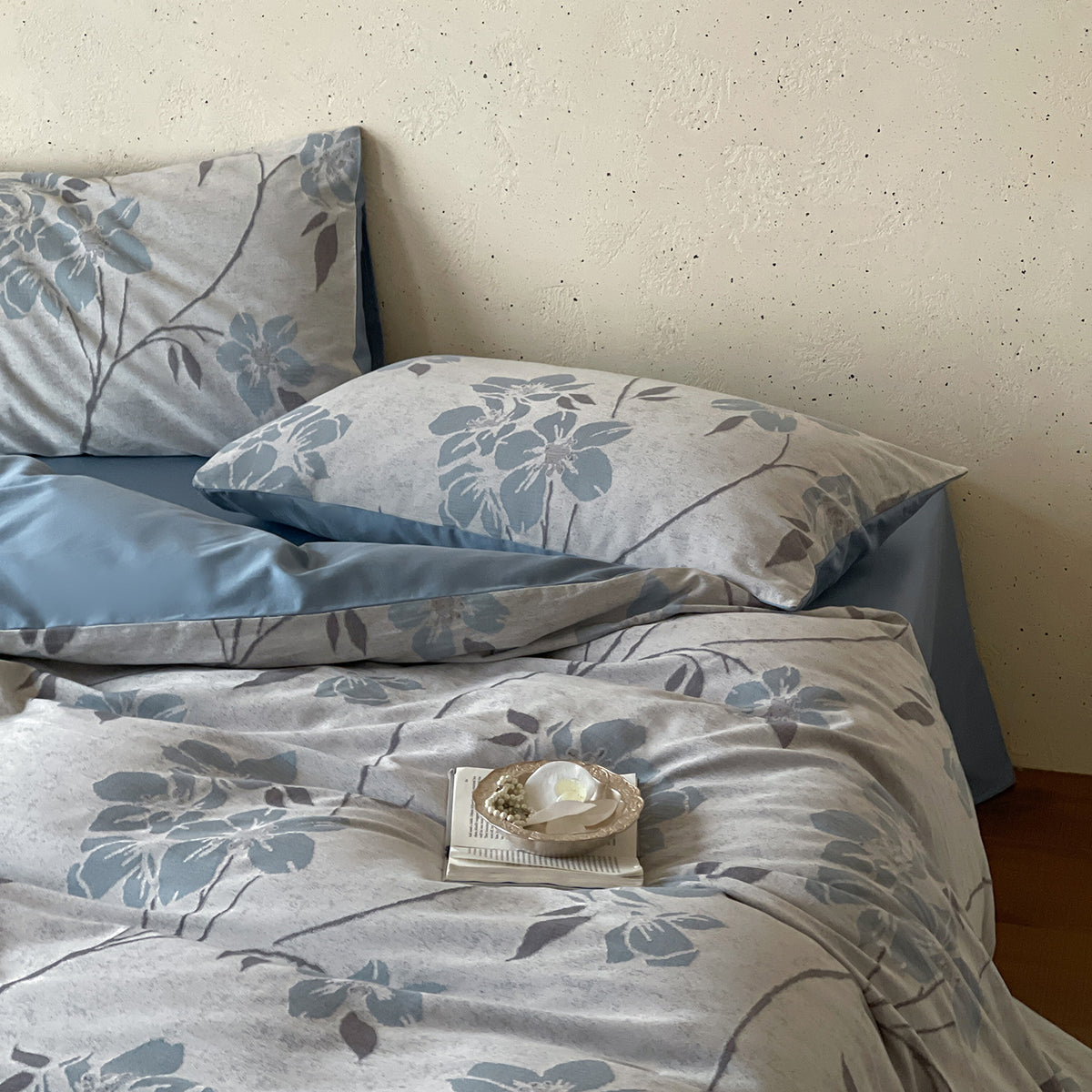 Bedding set made of cotton percale with large floral design and reversible cover