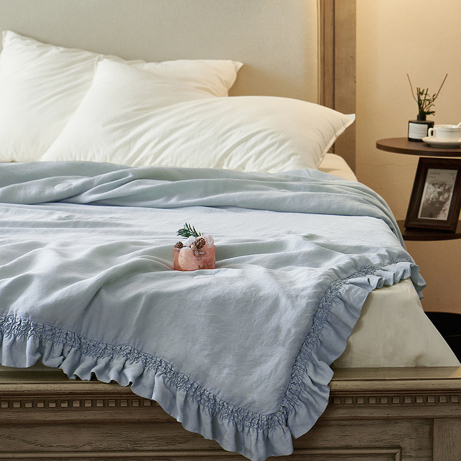 Light padded bedspread made of linen-cotton blend with gathered ruffle