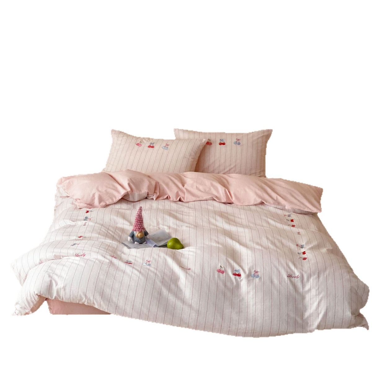 Children's bedding set made of cotton percale with fine stripe pattern and forest animal embroidery