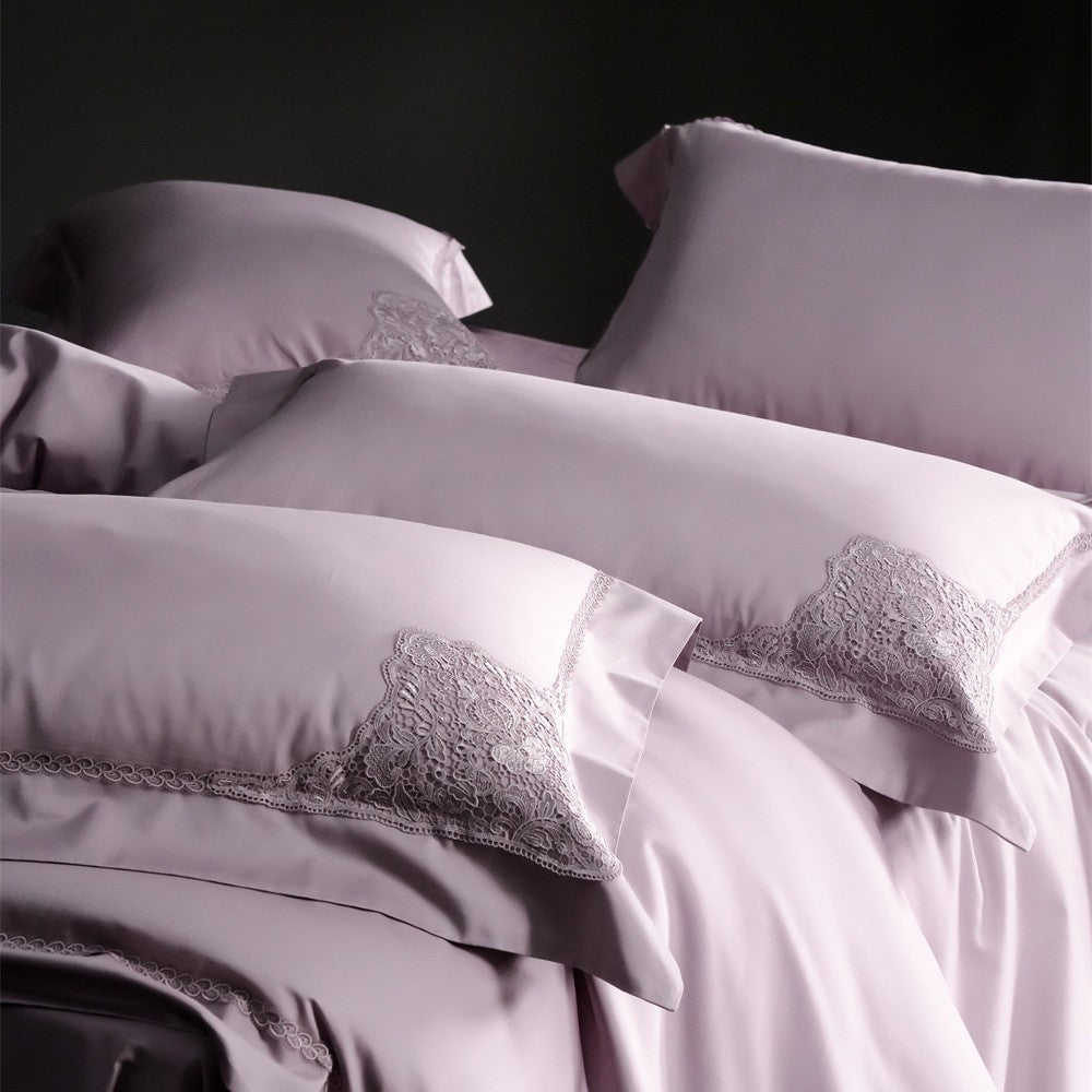 Duvet cover set made of fine cotton satin with subtle corner embroideries
