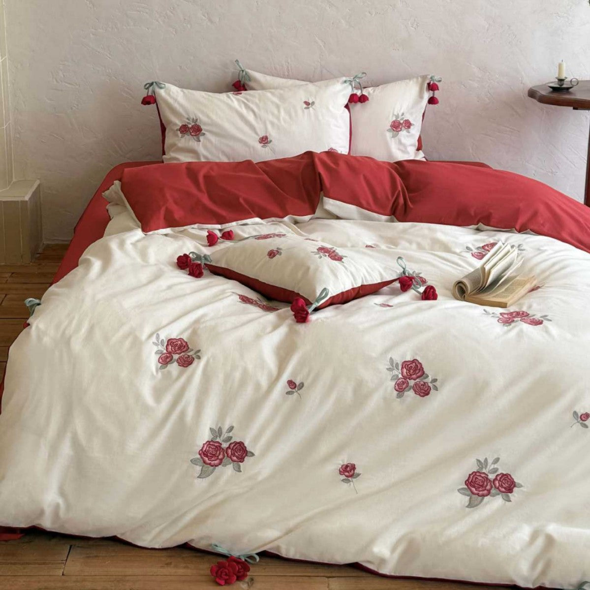 Embroidered cotton bedding set with rose appliqués and tassels