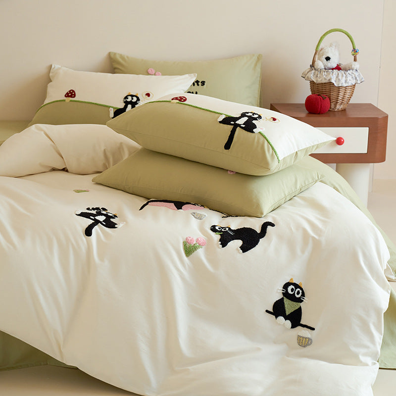 Cotton bedding set with embroidered cat appliqués and reversible pillowcases