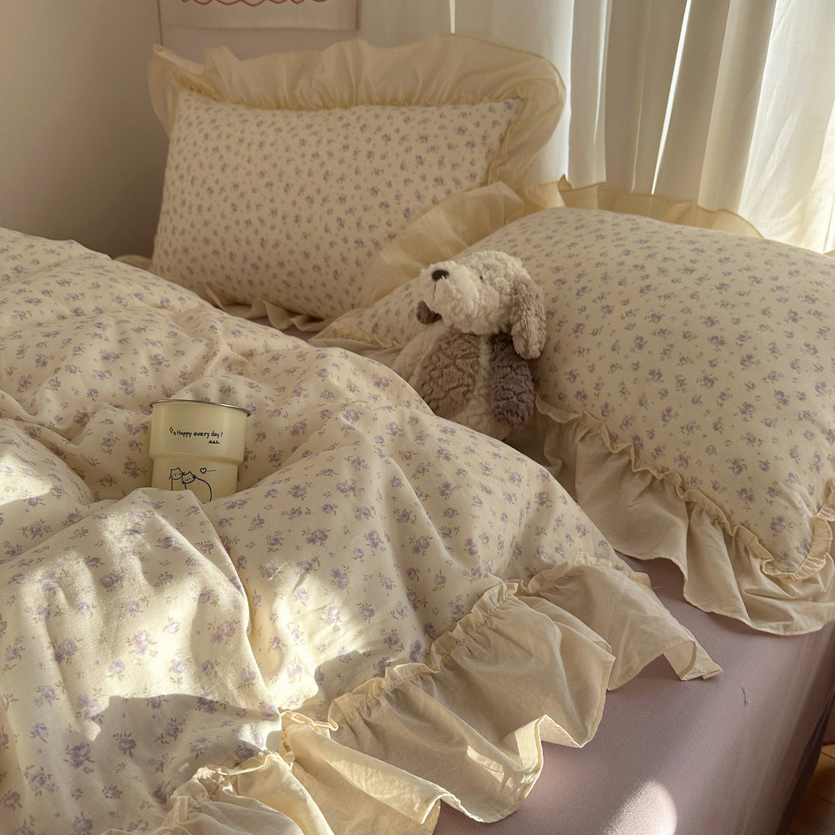 Bedding set made of cotton percale with delicate floral design, ruffle frill and reversible duvet cover