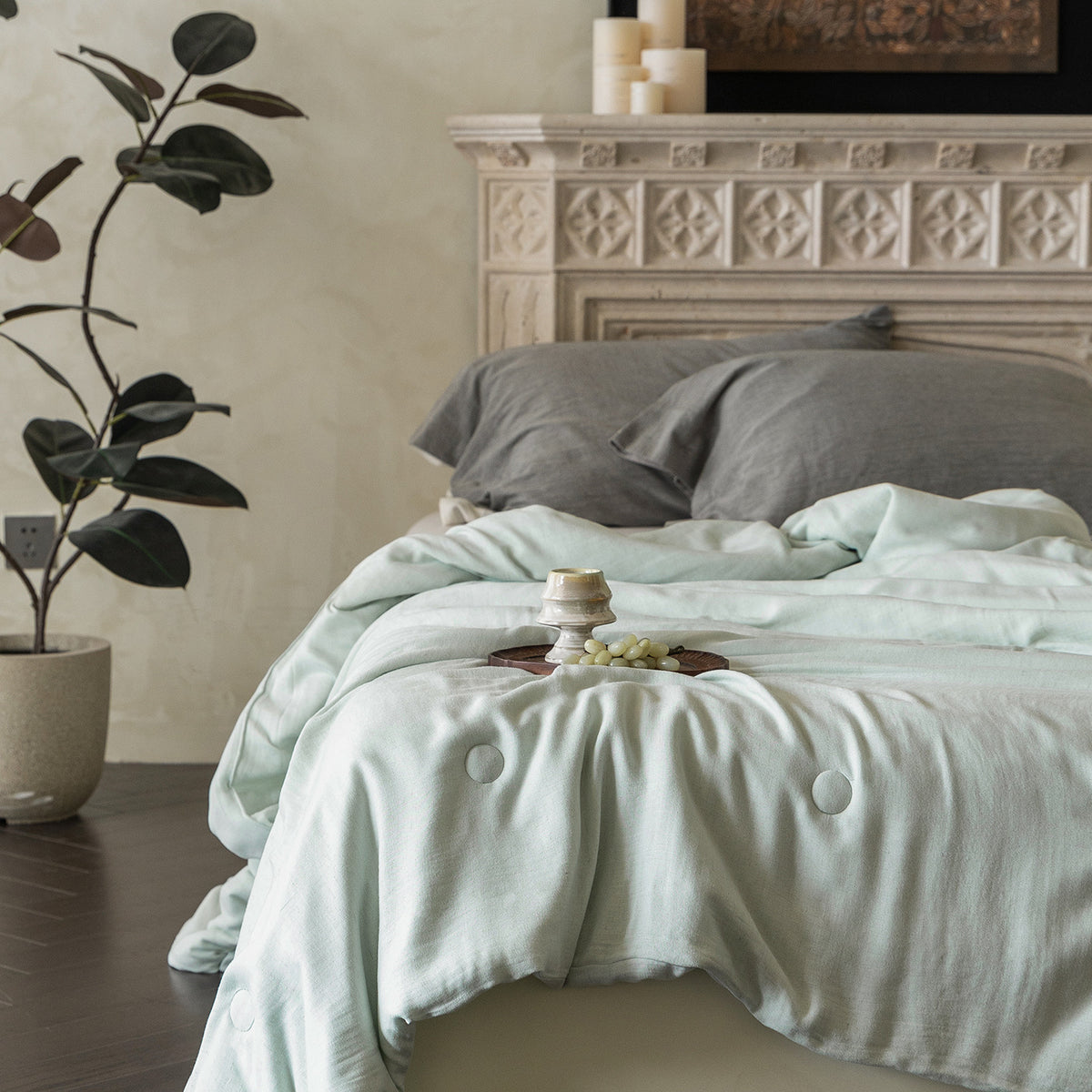 Linen duvet cover with natural washed look and concealed button closure