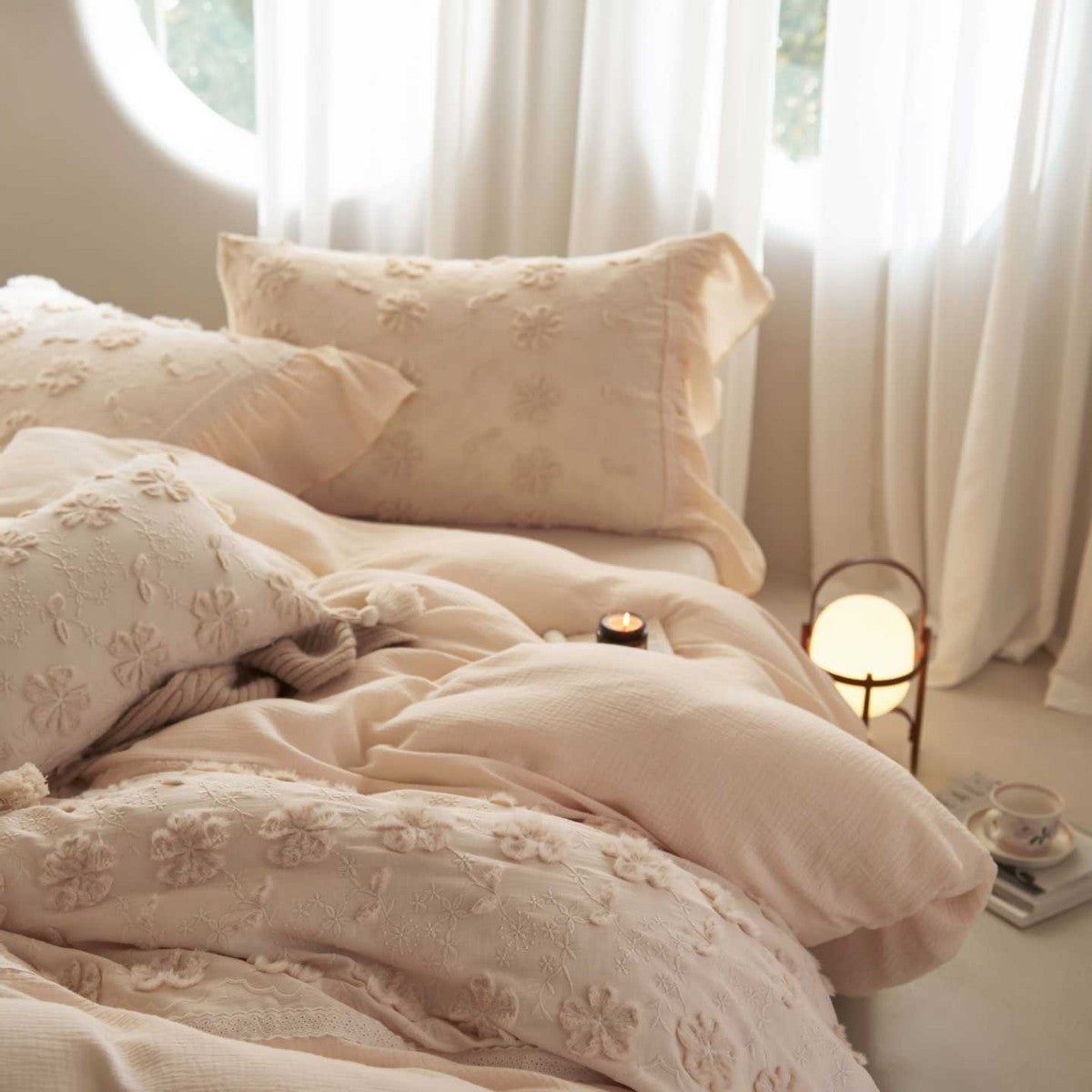 Reversible quilted bedspread with 3D flower appliqué and pillowcases