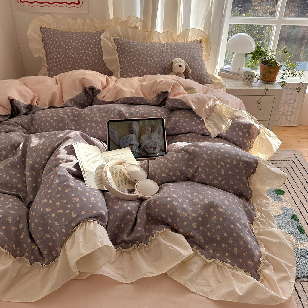 Bedding set made of cotton percale with delicate floral design, ruffle frill and reversible duvet cover