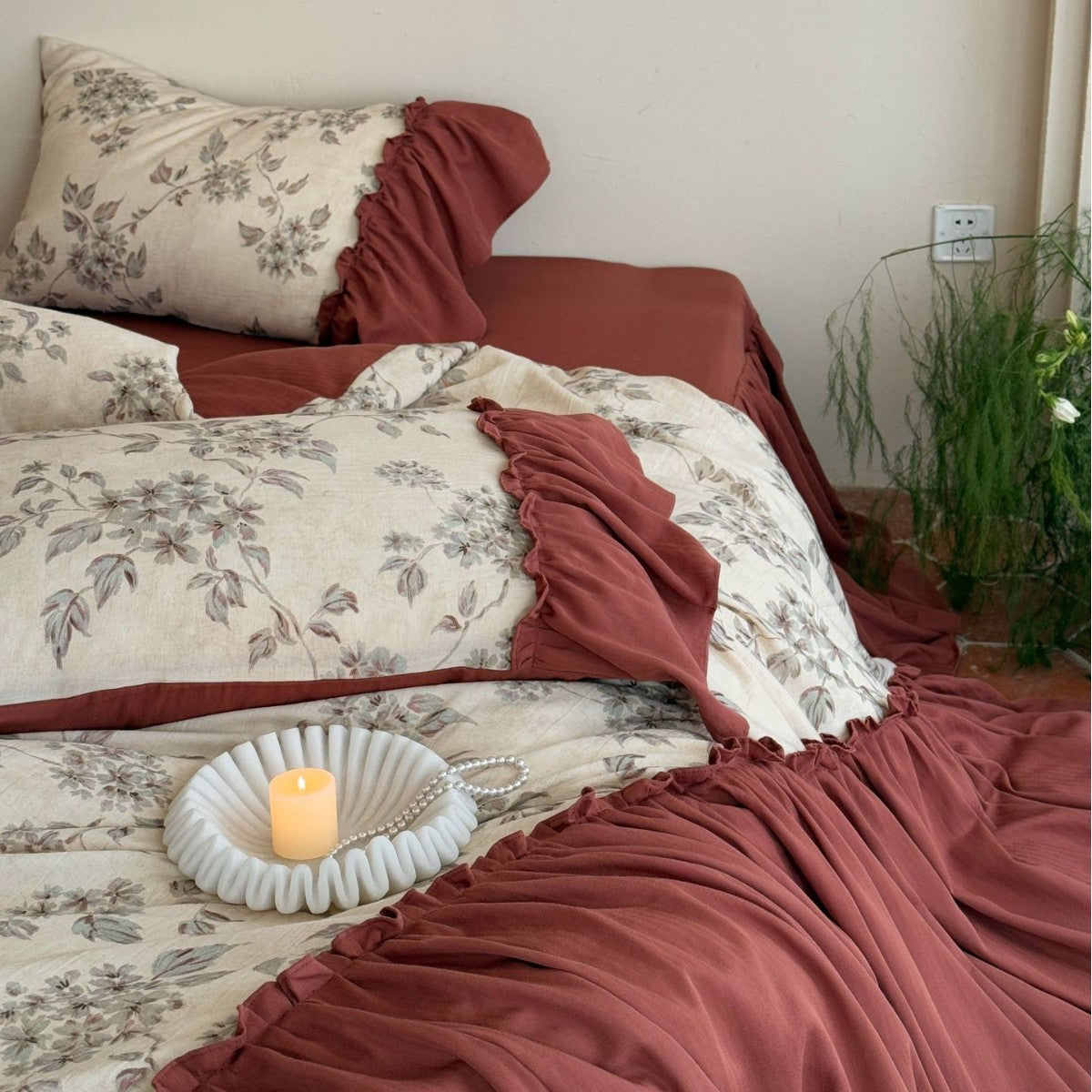Romantic duvet cover set with ruffle and vintage floral pattern