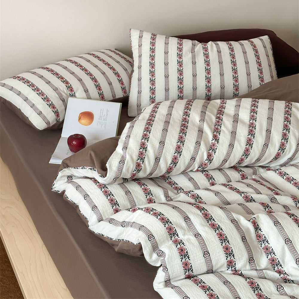 Breathable cotton bedding set with striped floral border and fitted sheet