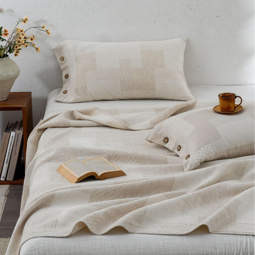 Jacquard bedspread with pillowcase and button closure