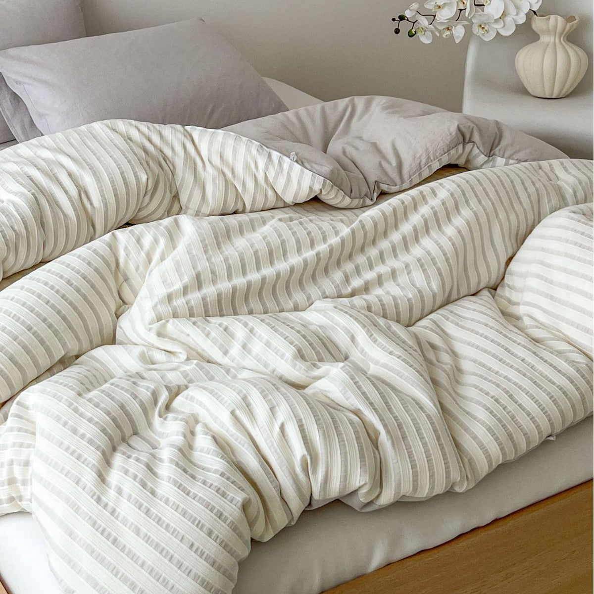 Reversible bedding set made of linen-cotton blend with fine stripe pattern