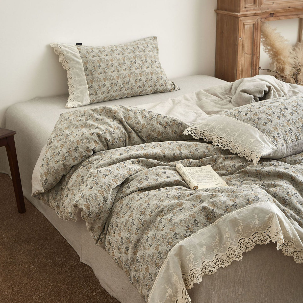 Duvet cover set in vintage floral design made of cotton-linen with lace trim