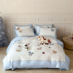 Children's bedding set with embroidered horse appliqués and fine edging