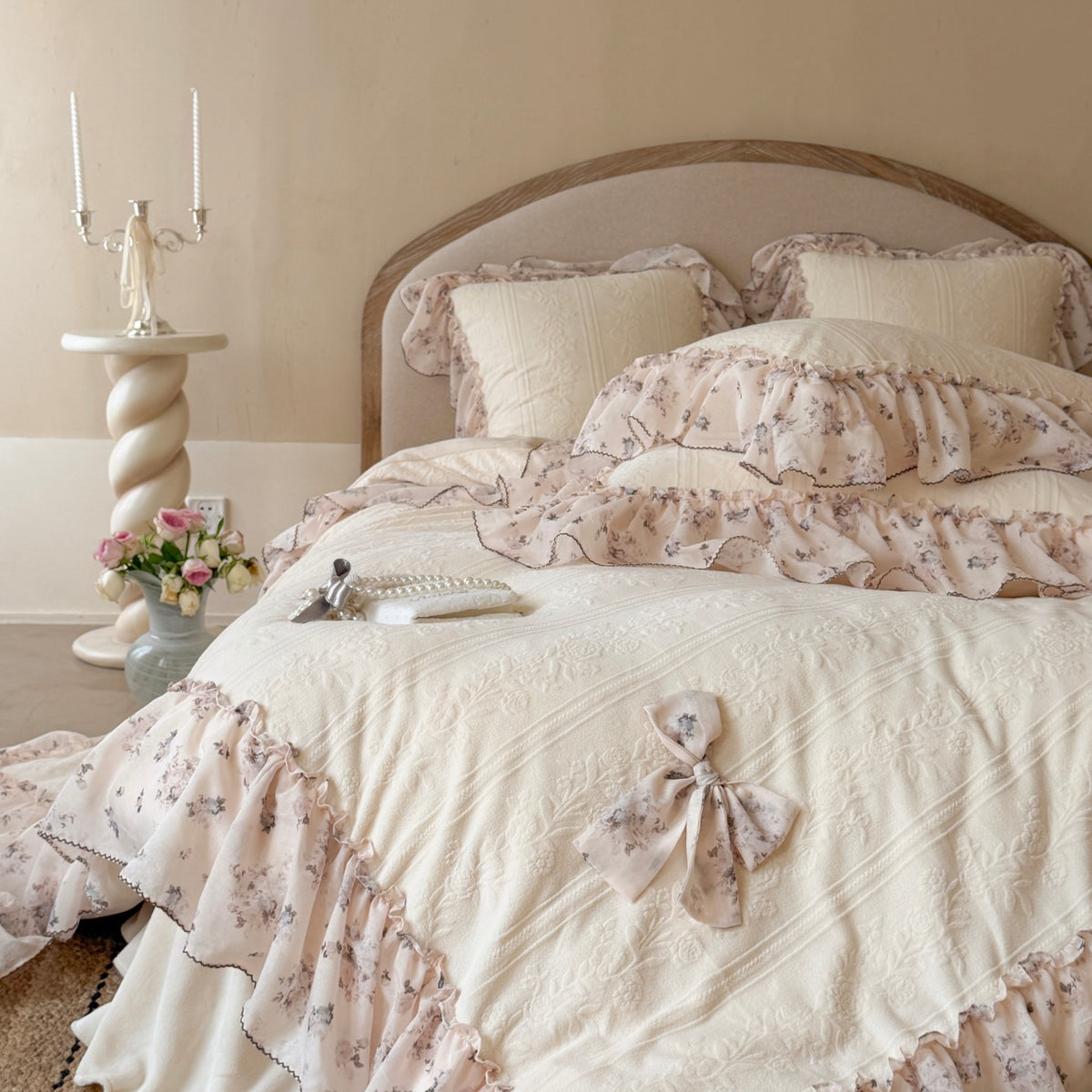 Romantic cotton bedding set with jacquard structure, ruffles and bow trim